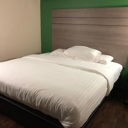 Travelers Inn And Suites 와튼 외부 사진