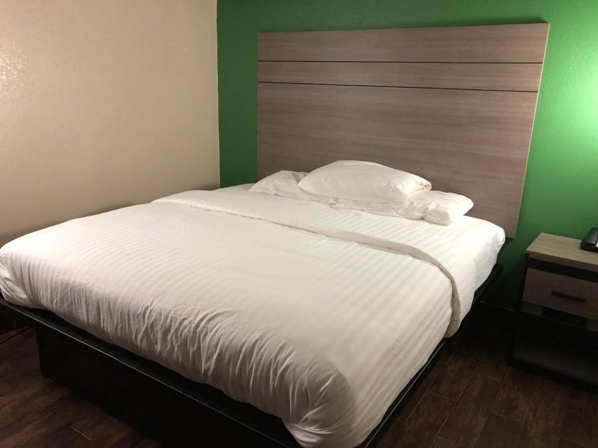 Travelers Inn And Suites 와튼 외부 사진